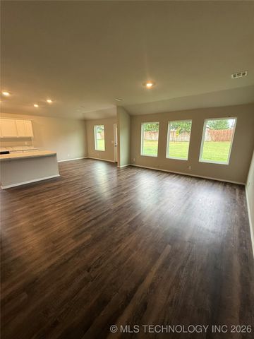 7300 S Maple Avenue, Broken Arrow, OK 74011