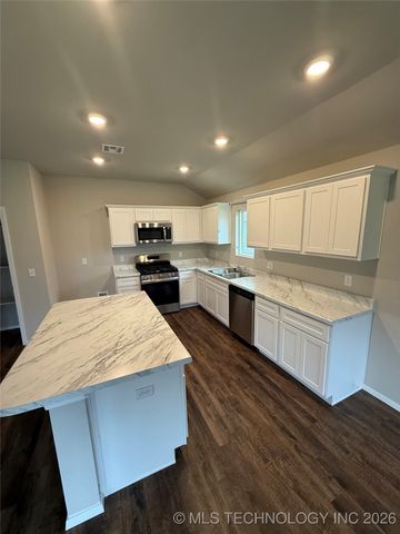 7300 S Maple Avenue, Broken Arrow, OK 74011