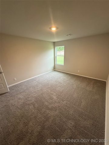 7300 S Maple Avenue, Broken Arrow, OK 74011