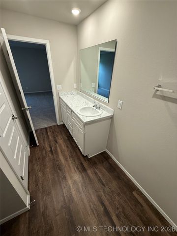 7300 S Maple Avenue, Broken Arrow, OK 74011