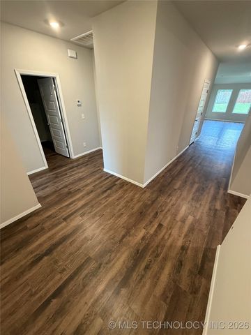 7300 S Maple Avenue, Broken Arrow, OK 74011