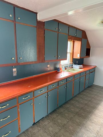 208 S. Canfield St., Dunkerton, IA 50626