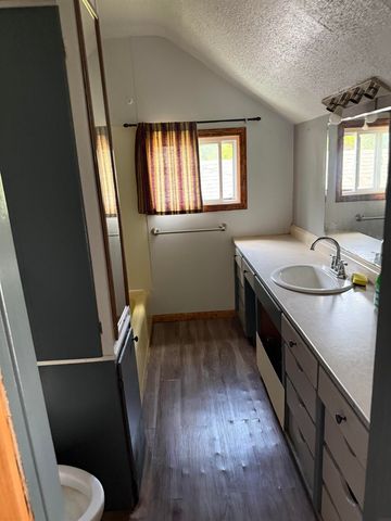 208 S. Canfield St., Dunkerton, IA 50626