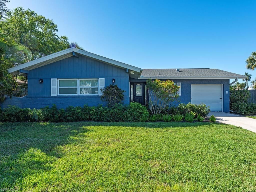 2772 Bayview DR, Naples, FL 34112