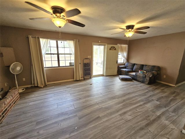 271 Oakwood Lane, Goodrich, TX 77335