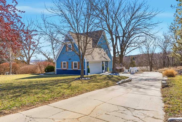 3215 Driftwood Drive, Manhattan, KS 66503