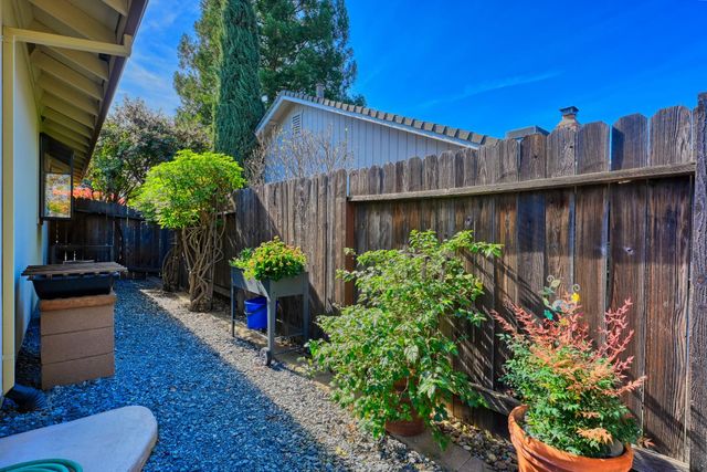 2535 Buckeye Dr, Rocklin, CA 95677