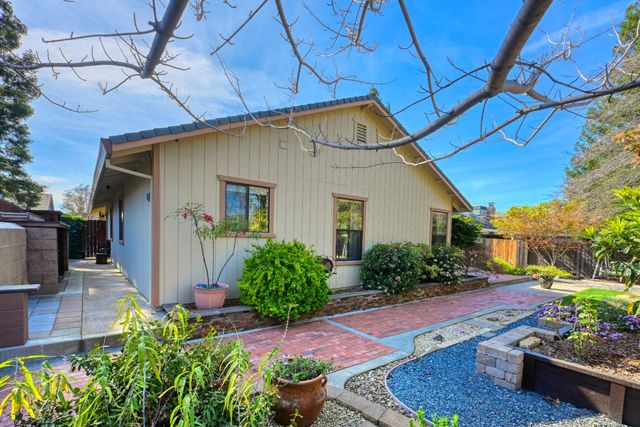 2535 Buckeye Dr, Rocklin, CA 95677