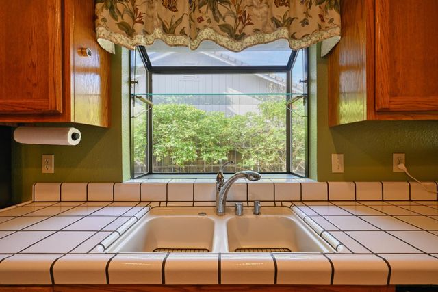 2535 Buckeye Dr, Rocklin, CA 95677