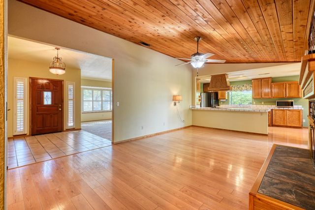 2535 Buckeye Dr, Rocklin, CA 95677