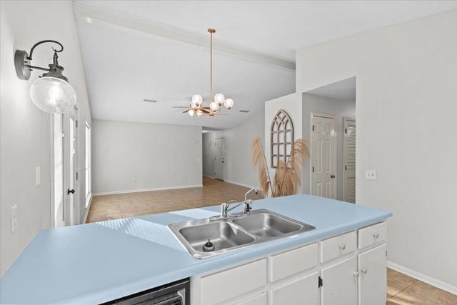 121 Woodleigh Rd, Dothan, AL 36305