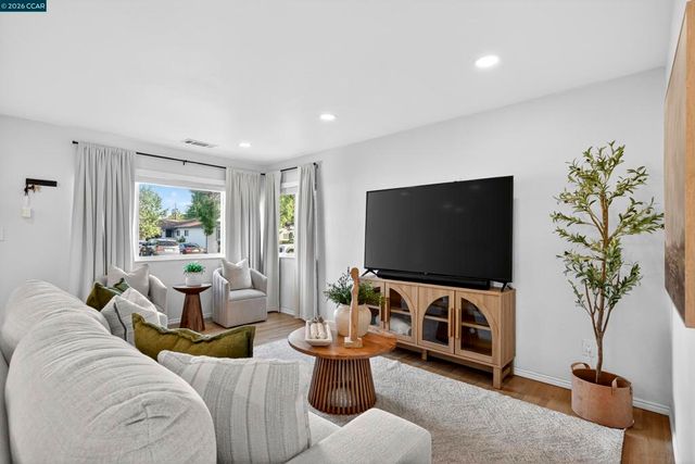 1891 Gilly Ln, Concord, CA 94518