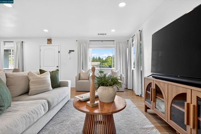 1891 Gilly Ln, Concord, CA 94518