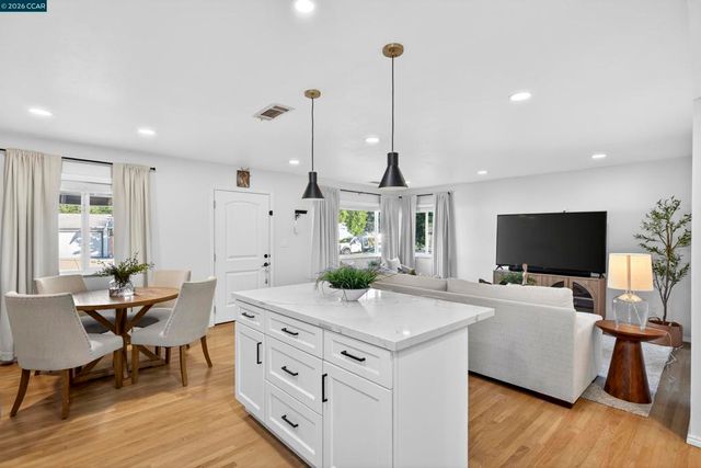 1891 Gilly Ln, Concord, CA 94518