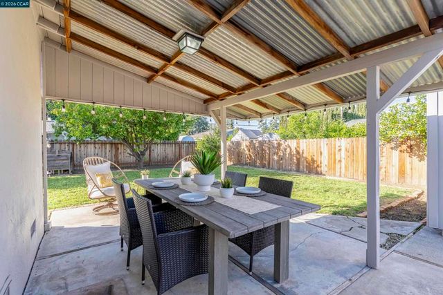 1891 Gilly Ln, Concord, CA 94518