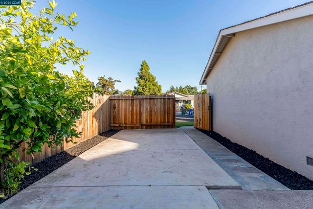 1891 Gilly Ln, Concord, CA 94518