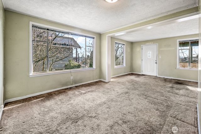 946 N 86th Street, Seattle, WA 98103