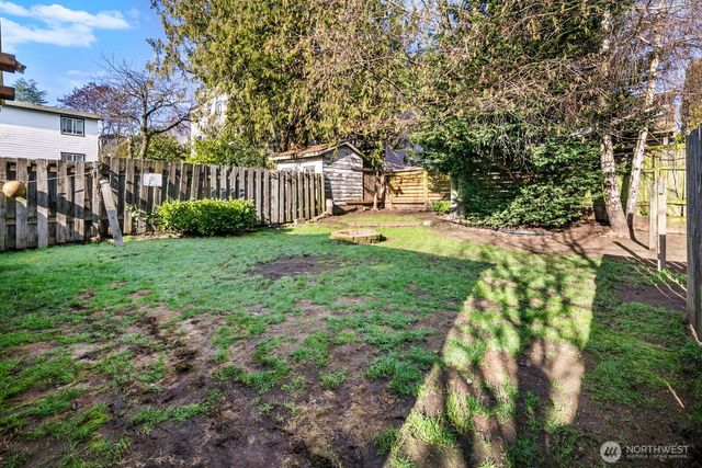 946 N 86th Street, Seattle, WA 98103