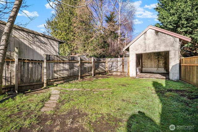 946 N 86th Street, Seattle, WA 98103