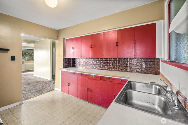 946 N 86th Street, Seattle, WA 98103