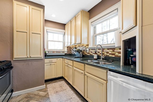 216 W 3RD AVE, Cheyenne, WY 82001