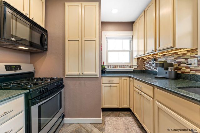 216 W 3RD AVE, Cheyenne, WY 82001