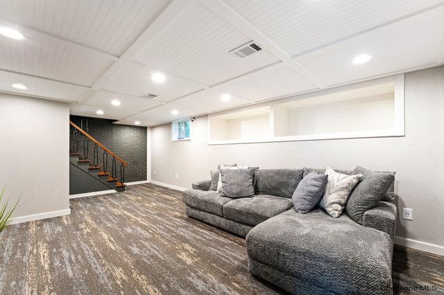 216 W 3RD AVE, Cheyenne, WY 82001