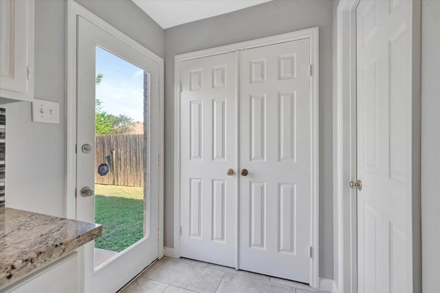 811 Island Meadow Court, Houston, TX 77062