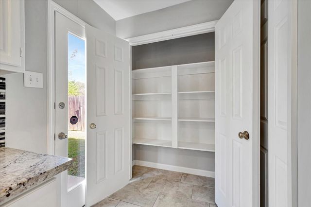 811 Island Meadow Court, Houston, TX 77062