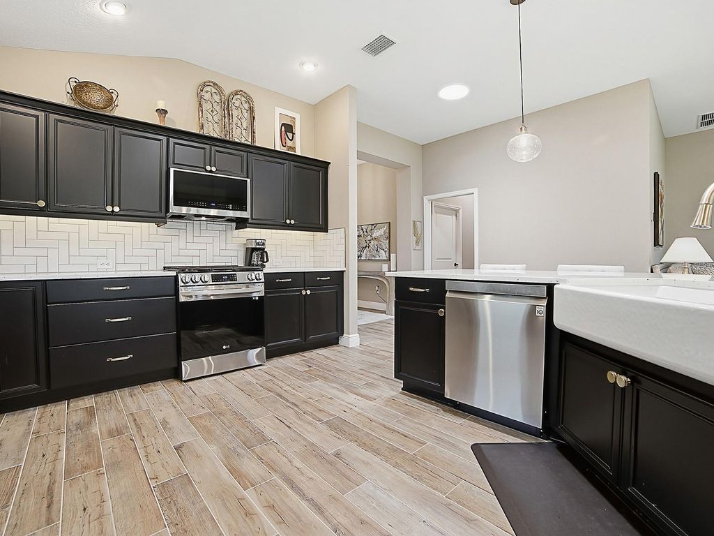 Image 10 of property listing at 3075 LICCIARDELLO PATH, The Villages, FL 32163