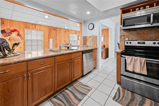731 NW 17th St, Homestead, FL 33030