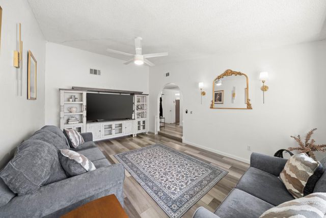 39 Del Vista Cir, Sacramento, CA 95823