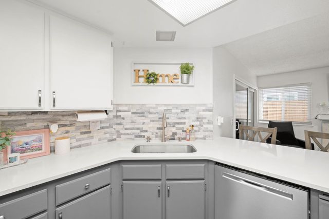 39 Del Vista Cir, Sacramento, CA 95823