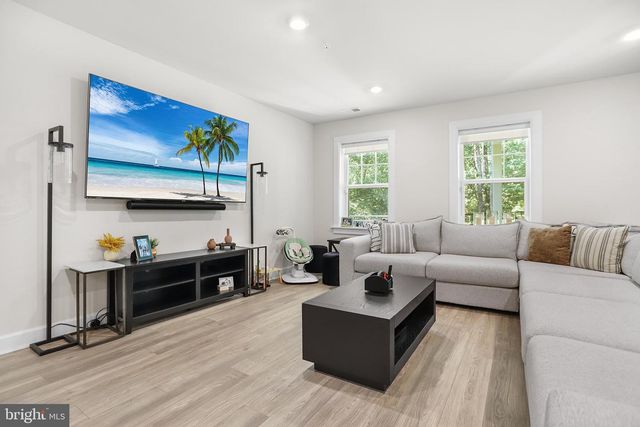 233 PONDS EDGE DR, Media, PA 19063