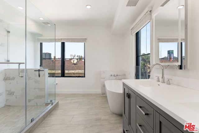 1153 N Beachwood Drive 1, Los Angeles, CA 90038