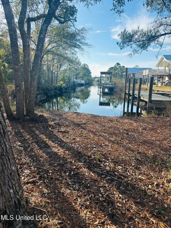 Avenue B, Bay Saint Louis, MS 39520