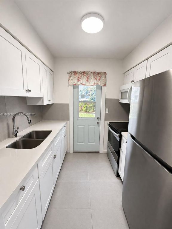 2550 NE 182nd St 2550, North Miami Beach, FL 33160