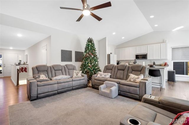 38 Brush Creek Drive, Pacific, MO 63069