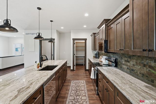 1044 Tuscan Trail, Hickman, NE 68372