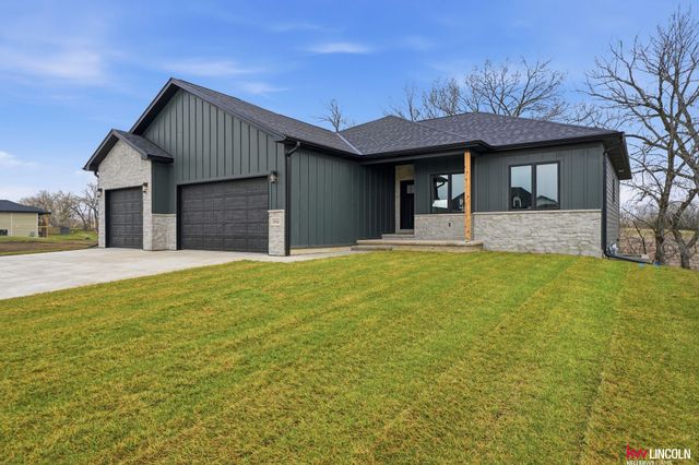 1044 Tuscan Trail, Hickman, NE 68372