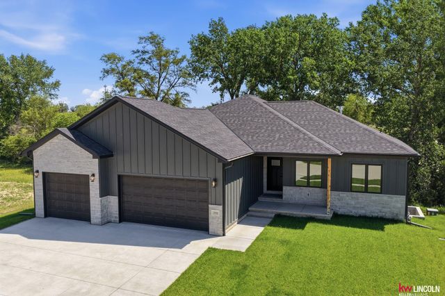 1044 Tuscan Trail, Hickman, NE 68372