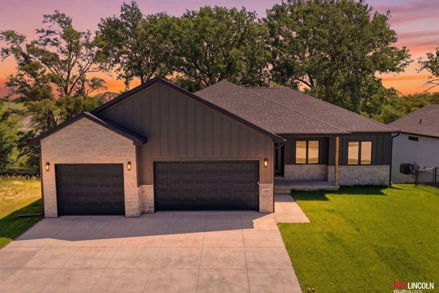 1044 Tuscan Trail, Hickman, NE 68372