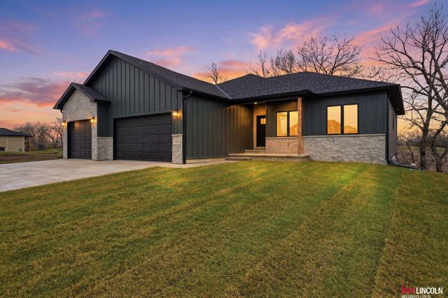 1044 Tuscan Trail, Hickman, NE 68372