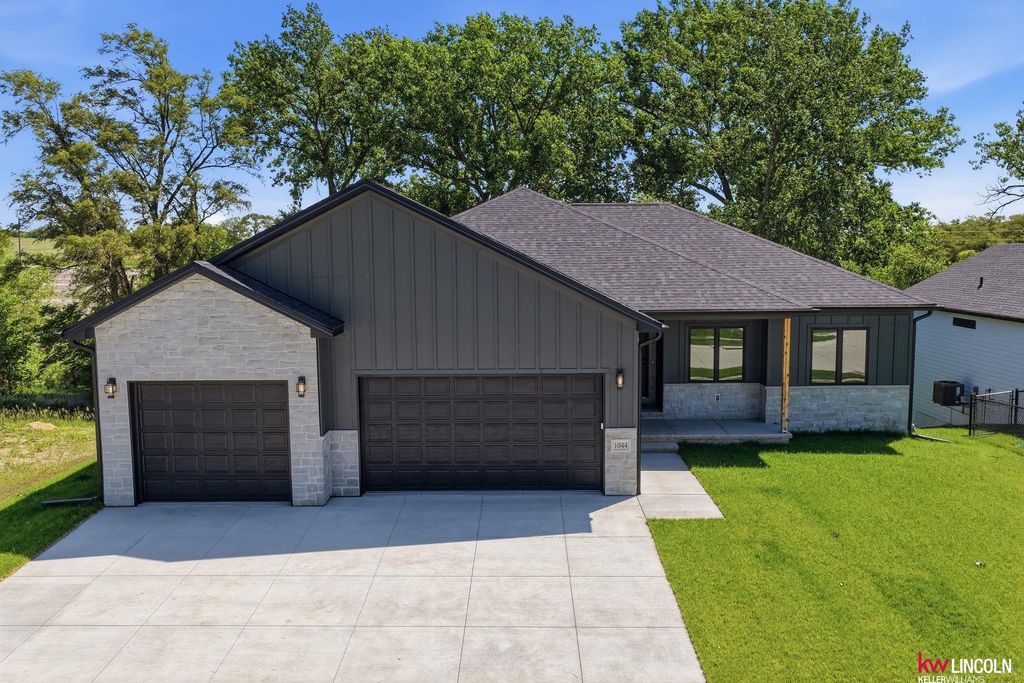 1044 Tuscan Trail, Hickman, NE 68372