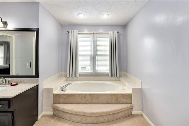 2508 NW Bent Tree Circle, Lee's Summit, MO 64081