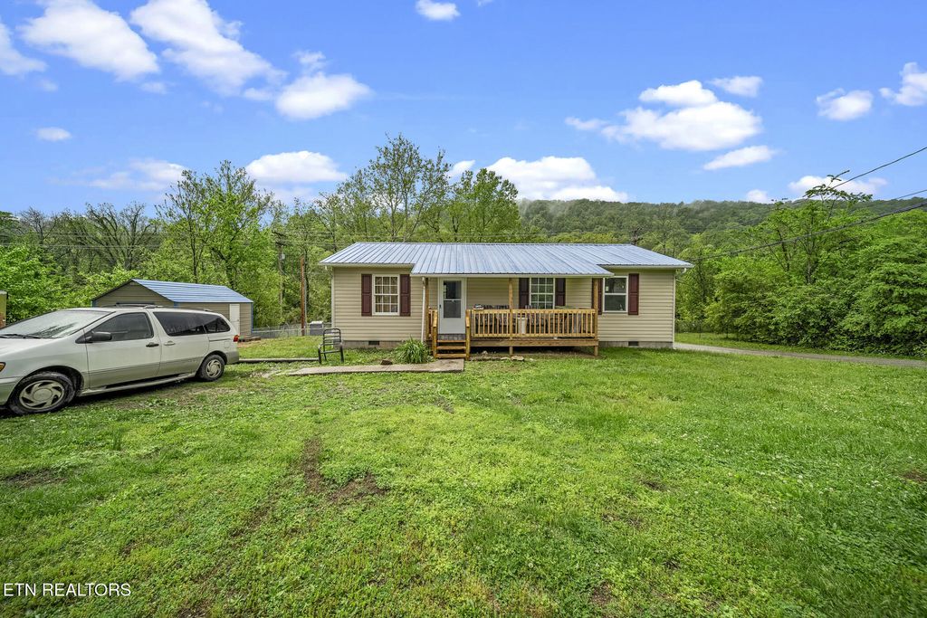 301 Hill St, Rocky Top, TN 37769