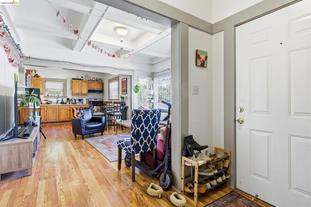 1102 10Th St, Oakland, CA 94607