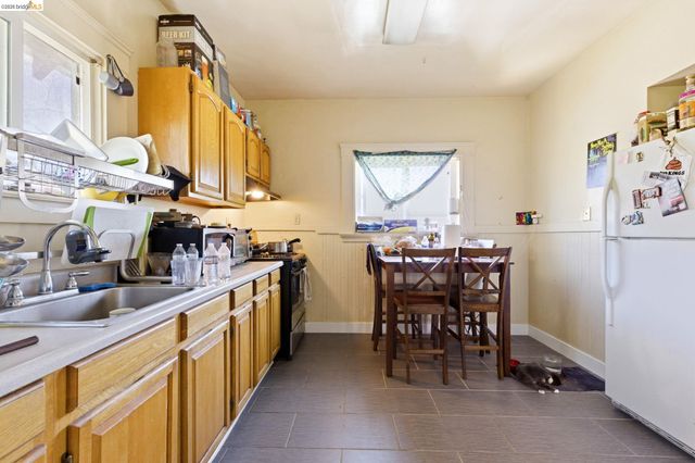 1102 10Th St, Oakland, CA 94607