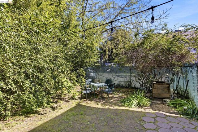 1102 10Th St, Oakland, CA 94607