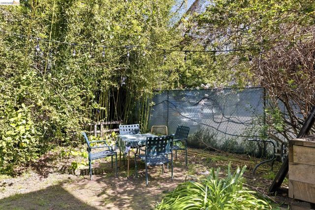 1102 10Th St, Oakland, CA 94607